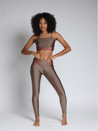 Top com efeito metalizado e decote nas costas Marrom