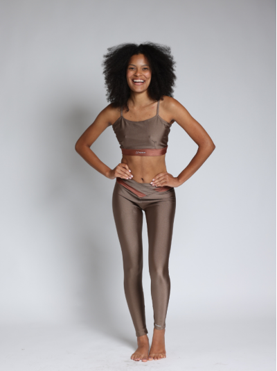 Top com efeito metalizado e decote nas costas Marrom