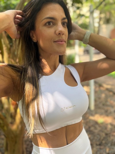 Top cropped branco com detalhes assimétricos